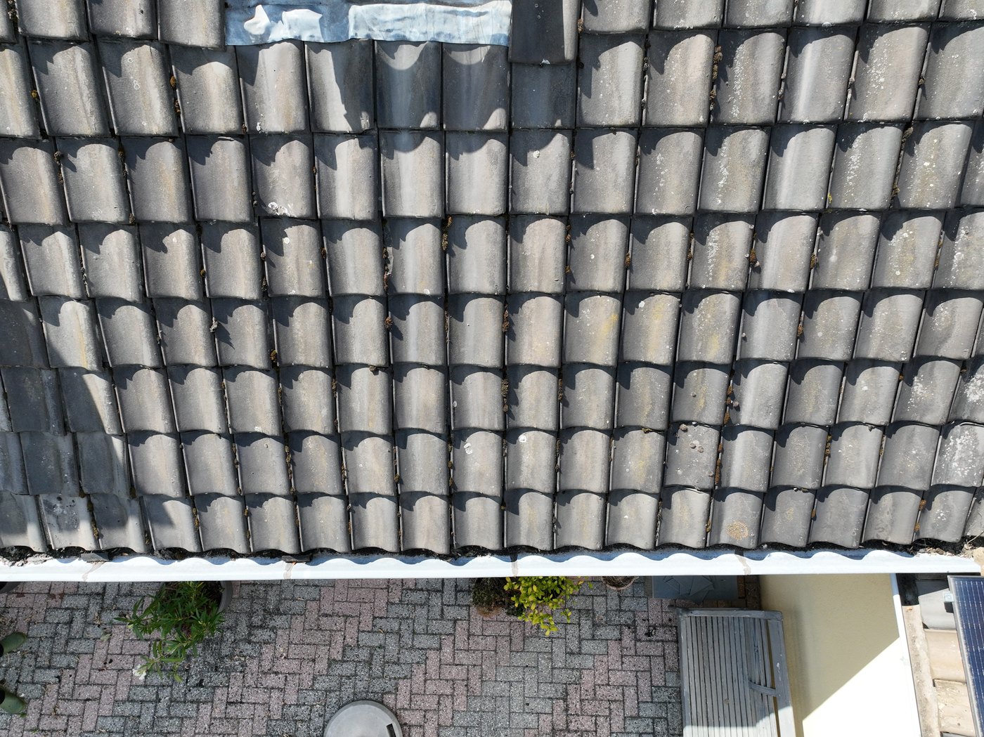Dronefoto met zicht op dakgoot langs de onderrand van het dak